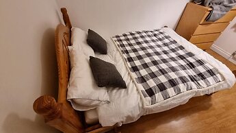 Spacious 6-bed house - 12 mins Gatwick