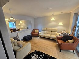 Spacious 6-bed house - 12 mins Gatwick