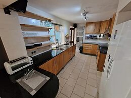 Spacious 6-bed house - 12 mins Gatwick