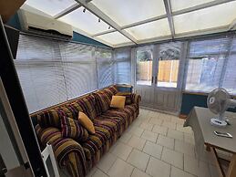 Spacious 6-bed house - 12 mins Gatwick