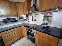 Spacious 6-bed house - 12 mins Gatwick