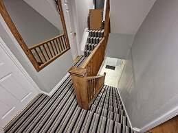 Spacious 6-bed house - 12 mins Gatwick