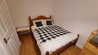 Spacious 6-bed house - 12 mins Gatwick