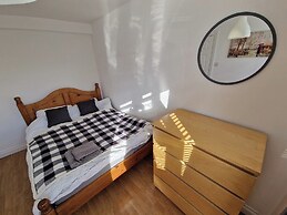 Spacious 6-bed house - 12 mins Gatwick