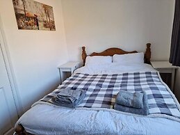 Spacious 6-bed house - 12 mins Gatwick