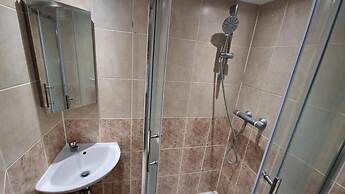 Spacious 6-bed house - 12 mins Gatwick