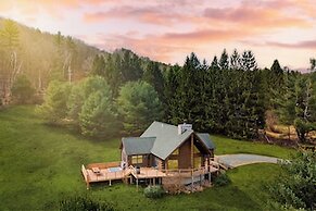 Secluded w/ Deck Views, Hot Tub, & Ping Pong Hudson in the Berks by Av