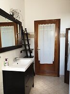 DUETERRE ROOM & HOST