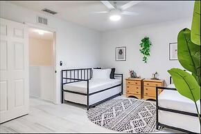 3BR Townhouse at Regal Palms: Pool & Disney Fun