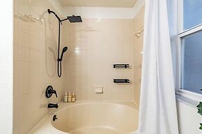 3BR Townhouse at Regal Palms: Pool & Disney Fun