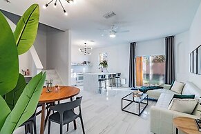 3BR Townhouse at Regal Palms: Pool & Disney Fun