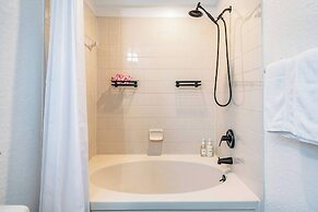 3BR Townhouse at Regal Palms: Pool & Disney Fun