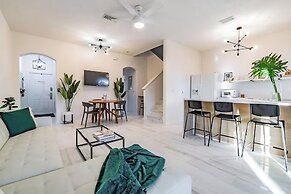 3BR Townhouse at Regal Palms: Pool & Disney Fun