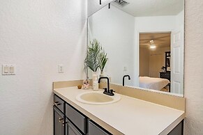 3BR Townhouse at Regal Palms: Pool & Disney Fun