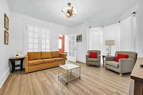 Spacious 3BR Detroit Apt Sleeps 7 + Wifi
