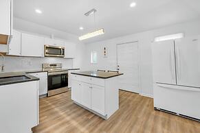 Spacious 3BR Detroit Apt Sleeps 7 + Wifi