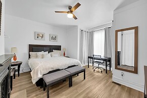 Spacious 3BR Detroit Apt Sleeps 7 + Wifi