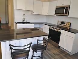 Spacious 3BR Detroit Apt Sleeps 7 + Wifi