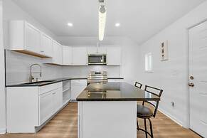 Spacious 3BR Detroit Apt Sleeps 7 + Wifi