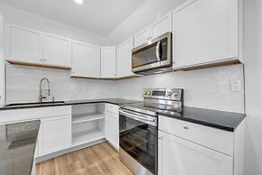 Spacious 3BR Detroit Apt Sleeps 7 + Wifi