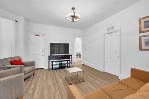 Spacious 3BR Detroit Apt Sleeps 7 + Wifi