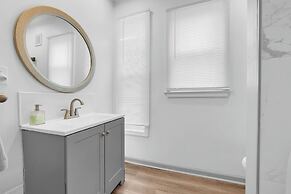 Spacious 3BR Detroit Apt Sleeps 7 + Wifi