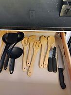 Spacious 3BR Detroit Apt Sleeps 7 + Wifi