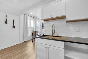 Spacious 3BR Detroit Apt Sleeps 7 + Wifi