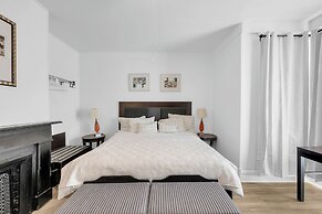 Spacious 3BR Detroit Apt Sleeps 7 + Wifi