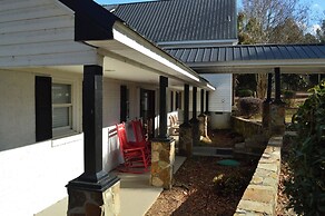 5 BR House Lake Retreat w/ Hot Tub, Sleeps 12