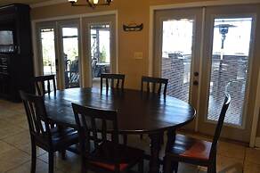 5 BR House Lake Retreat w/ Hot Tub, Sleeps 12