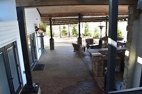 5 BR House Lake Retreat w/ Hot Tub, Sleeps 12