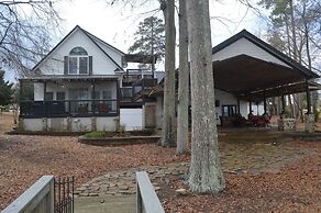 5 BR House Lake Retreat w/ Hot Tub, Sleeps 12