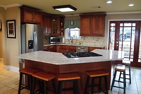 5 BR House Lake Retreat w/ Hot Tub, Sleeps 12