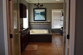 5 BR House Lake Retreat w/ Hot Tub, Sleeps 12