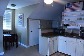 5 BR House Lake Retreat w/ Hot Tub, Sleeps 12