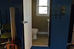 5 BR House Lake Retreat w/ Hot Tub, Sleeps 12