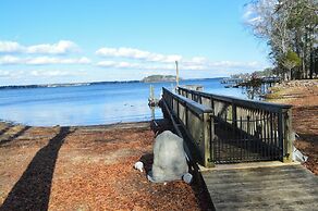 5 BR House Lake Retreat w/ Hot Tub, Sleeps 12