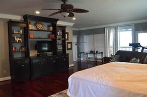 5 BR House Lake Retreat w/ Hot Tub, Sleeps 12