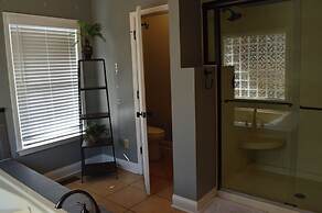 5 BR House Lake Retreat w/ Hot Tub, Sleeps 12