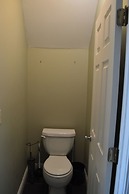 5 BR House Lake Retreat w/ Hot Tub, Sleeps 12