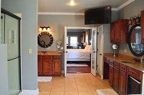 5 BR House Lake Retreat w/ Hot Tub, Sleeps 12