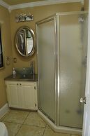 5 BR House Lake Retreat w/ Hot Tub, Sleeps 12