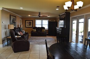 5 BR House Lake Retreat w/ Hot Tub, Sleeps 12