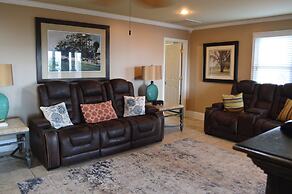 5 BR House Lake Retreat w/ Hot Tub, Sleeps 12