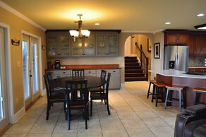 5 BR House Lake Retreat w/ Hot Tub, Sleeps 12