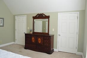 5 BR House Lake Retreat w/ Hot Tub, Sleeps 12