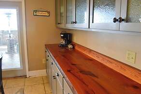 5 BR House Lake Retreat w/ Hot Tub, Sleeps 12