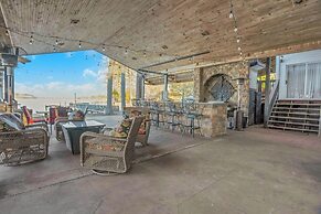 5 BR House Lake Retreat w/ Hot Tub, Sleeps 12