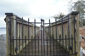 5 BR House Lake Retreat w/ Hot Tub, Sleeps 12